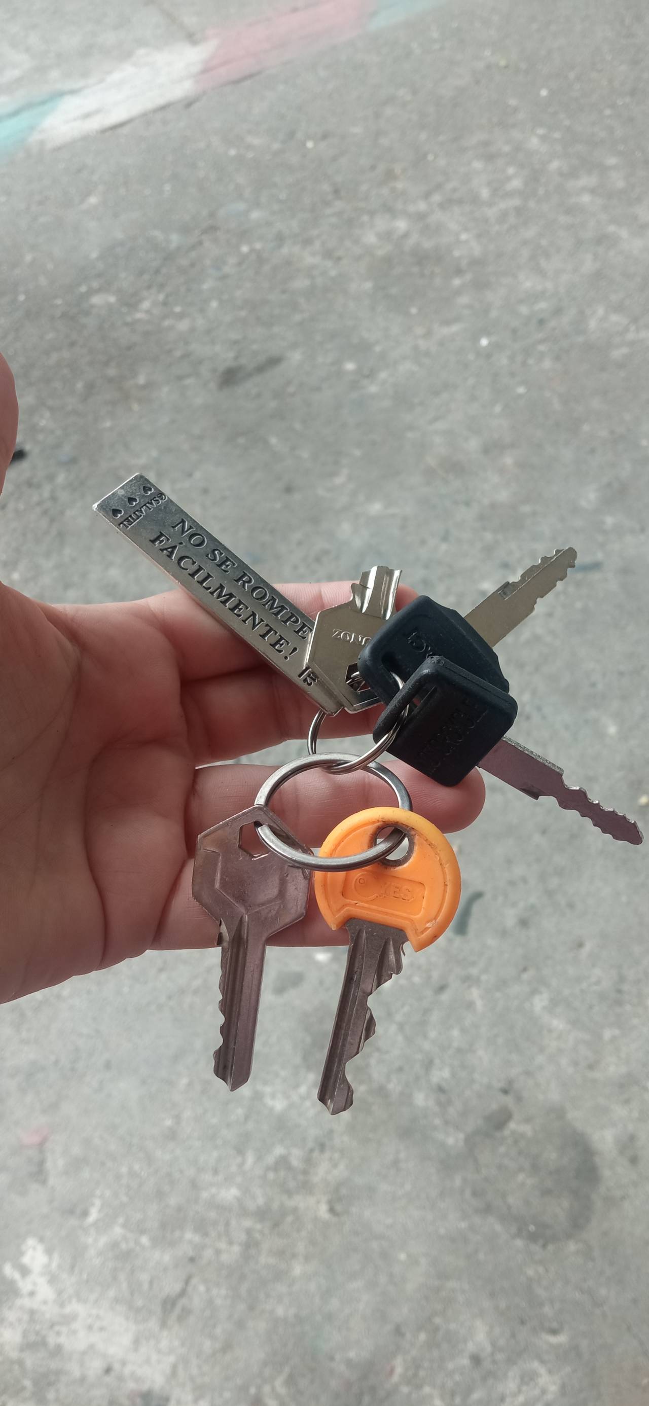 Llaves (4 llaves+1 llave partida) las encontré el día del terremoto en la CRA 20#4B por la carnicería.