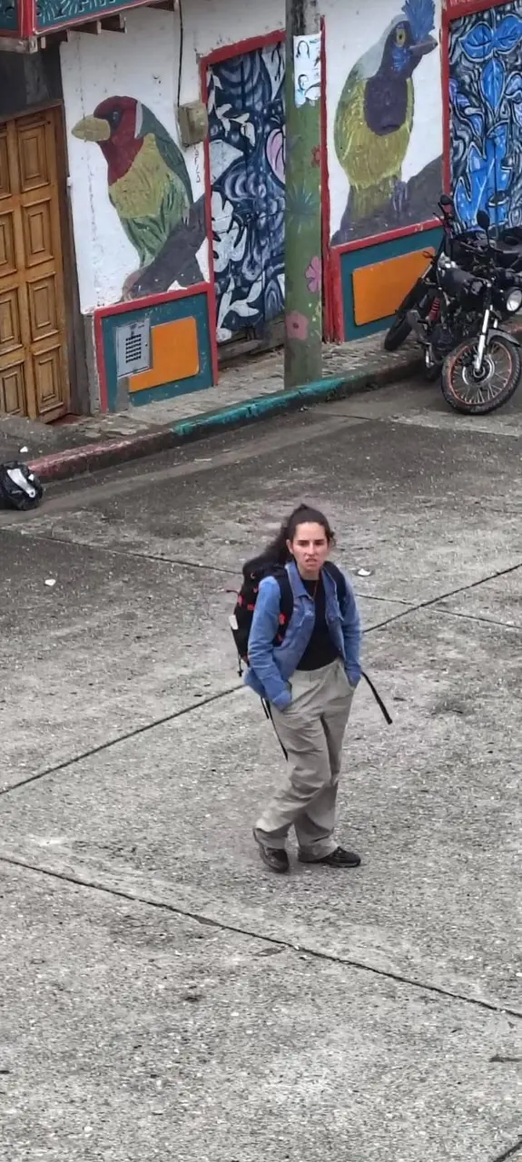 SERVICIO SOCIAL
Desde la tarde de ayer se encuentra en nuestro corregimiento una joven que venía del Cairo en una camioneta negra, dice llamarse Lina Marcela Romero de Cali y es muy incoherente al hablar y no da más información.

Habla por celular pero no hemos podido determinar con quien.

Si alguien la conoce o conoce su familia por favor informarnos, lo mismo que a las autoridades policiales que la están protegiendo y hacemos un llamado al hospital para una valoración médica.