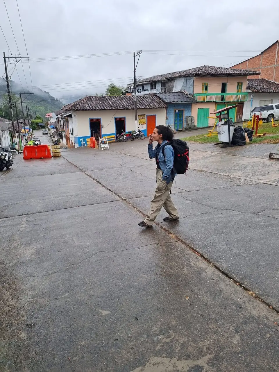 SERVICIO SOCIAL
Desde la tarde de ayer se encuentra en nuestro corregimiento una joven que venía del Cairo en una camioneta negra, dice llamarse Lina Marcela Romero de Cali y es muy incoherente al hablar y no da más información.

Habla por celular pero no hemos podido determinar con quien.

Si alguien la conoce o conoce su familia por favor informarnos, lo mismo que a las autoridades policiales que la están protegiendo y hacemos un llamado al hospital para una valoración médica.